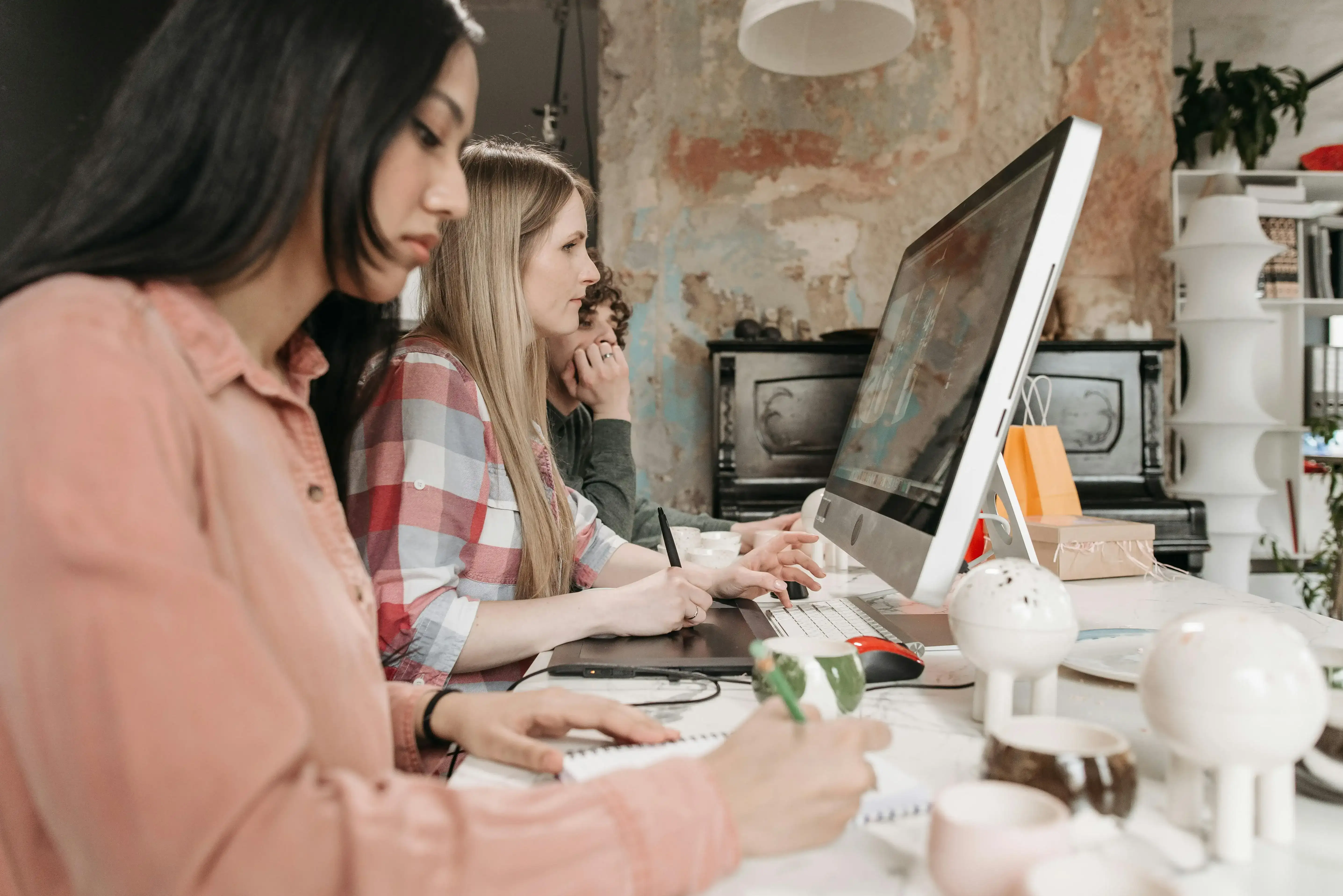 Équipe passionnée d'experts collaborant sur des projets innovants